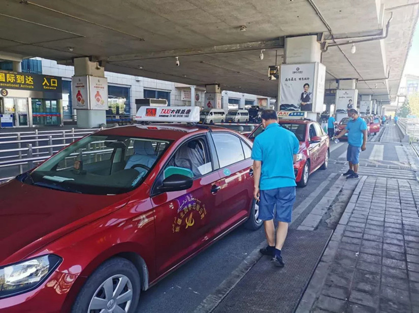 1601436395746556.jpg 圖為:北園春車隊(duì)出租車進(jìn)行消殺工作_副本.jpg