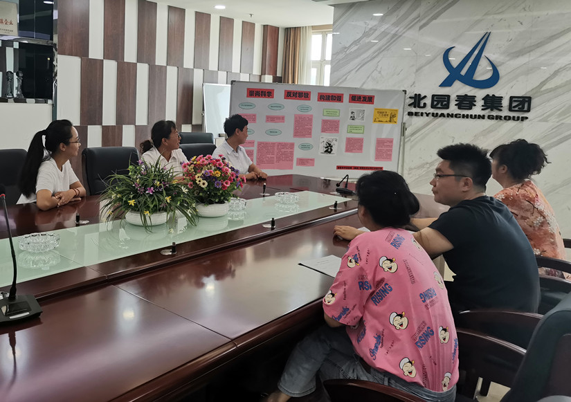 1630467647470561.jpg 圖為:集團工會組織員工開展反邪教宣傳教育活動_副本.jpg